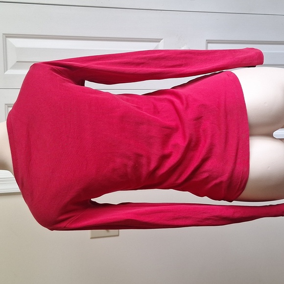 3/$20 Tommy Hilfiger 100% Cotton Deep Red V-Neck Long Sleeve Tee Size Small - Picture 4 of 7